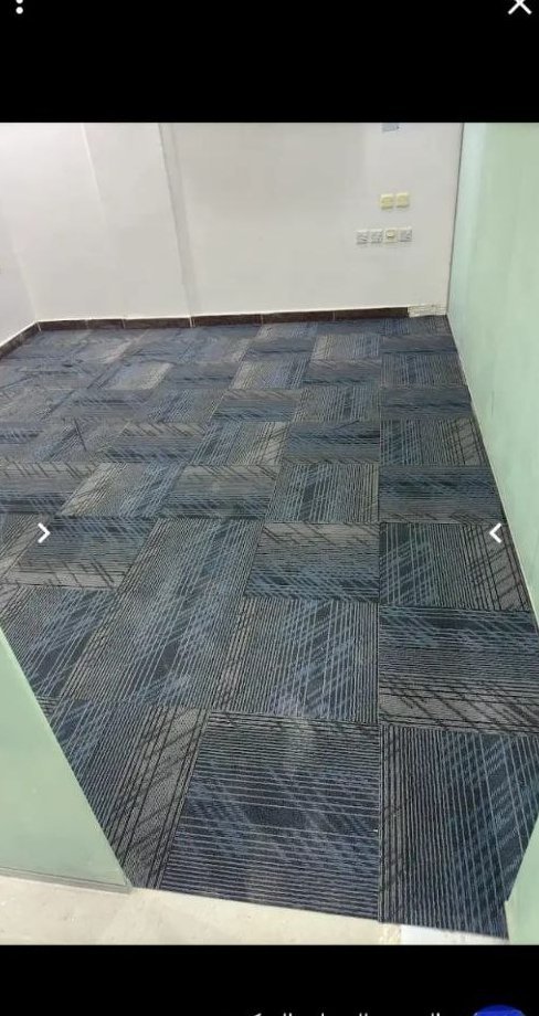 بلاط موكيت أزرق مركب في غرفة
