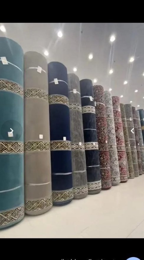 تشكيلة رولات موكيت بألوان متعددة في المعرض